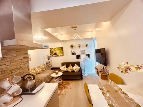2br in Azure with Manila Bay View & Laguna de Bay View, Manille