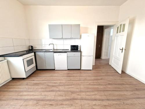 Worker's Apartment in Leverkusen L1-4