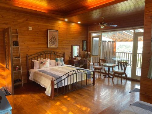Quadruple Room image 5
