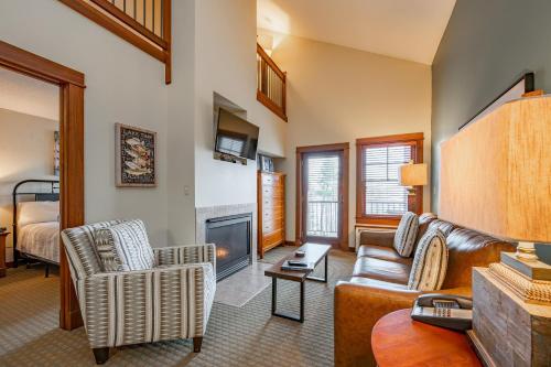 B302 One Bedroom & Loft Lake View in Oakland, USA