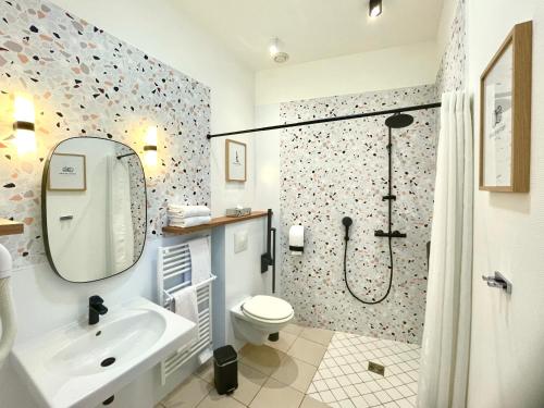 Logis Hotels- Hotel Marguerite d'Anjou Angers chateau - 화장실