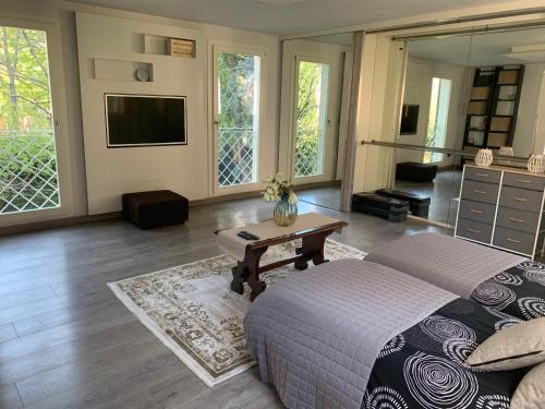 Loft indipendente circondato da giardino a 2 passi dal centro