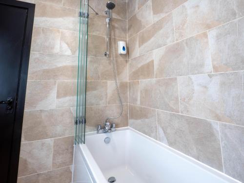 Bathroom, The Black Boy Inn in Caernarfon