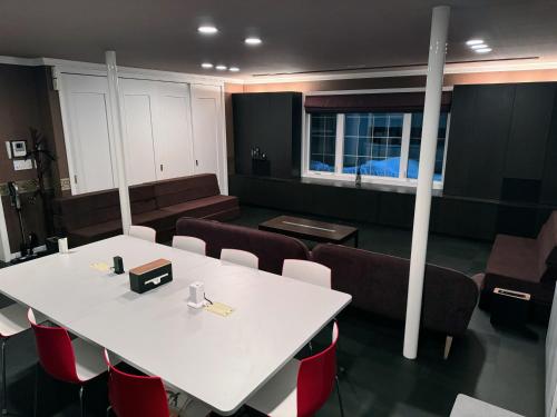 Biei Terrace 1F 78平米Studio浴槽無しシャワー有 & ソファベッド7台Valerion社製最新4Kスマートプロジェクタ 170"スクリーン付 ークオリティランク4 認定&オープン記念割引中! 1F78sqm studio room