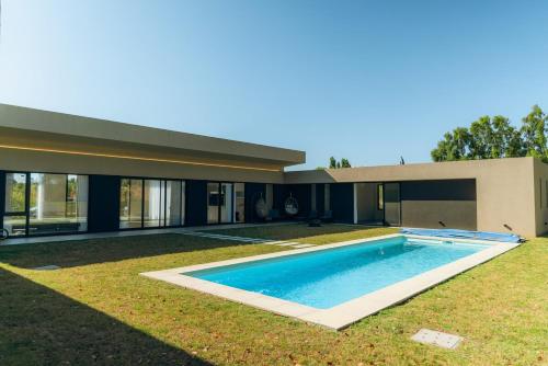 Lujosa casa en barrio privado