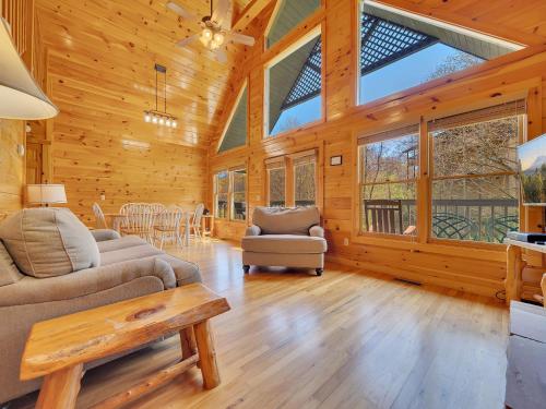 Tranquility - Quiet and Comfortable Cabin! Close to the Tanger Outlet Shopping cabin thumb 4
