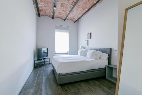 Superior One-Bedroom Apartment image 10