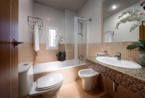 Twin Room image 5