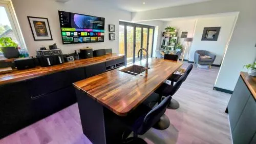 Stylish, Modern Cardiff Home, Perfect for Groups and Families photo 2