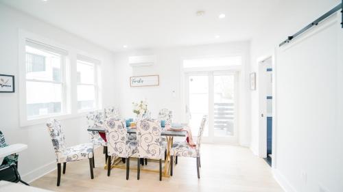 Stylish 4BR 4BA Rooftop Deck & Private Parking! Stylish 4BR 4BA Rooftop Deck & Private Parking!