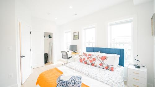 Stylish 4BR 4BA Rooftop Deck & Private Parking! Stylish 4BR 4BA Rooftop Deck & Private Parking!