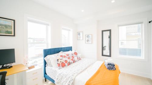 Stylish 4BR 4BA Rooftop Deck & Private Parking! Stylish 4BR 4BA Rooftop Deck & Private Parking!