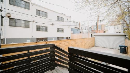 Stylish 4BR 4BA Rooftop Deck & Private Parking! Stylish 4BR 4BA Rooftop Deck & Private Parking!