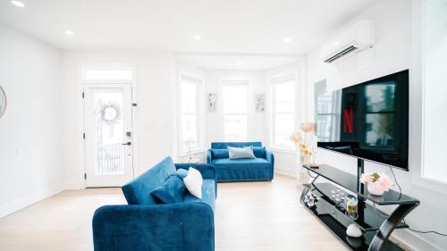 Stylish 4BR 4BA Rooftop Deck & Private Parking! Stylish 4BR 4BA Rooftop Deck & Private Parking!