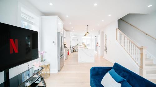 Stylish 4BR 4BA Rooftop Deck & Private Parking! Stylish 4BR 4BA Rooftop Deck & Private Parking!