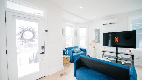 Stylish 4BR 4BA Rooftop Deck & Private Parking! Stylish 4BR 4BA Rooftop Deck & Private Parking!