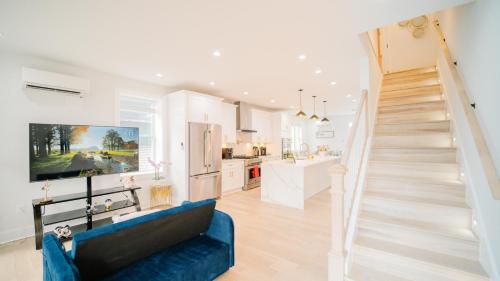 Stylish 4BR 4BA Rooftop Deck & Private Parking! Stylish 4BR 4BA Rooftop Deck & Private Parking!