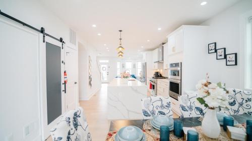 Stylish 4BR 4BA Rooftop Deck & Private Parking! Stylish 4BR 4BA Rooftop Deck & Private Parking!