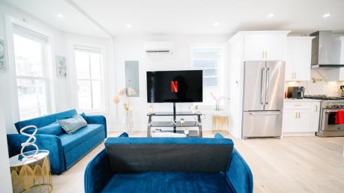 Stylish 4BR 4BA Rooftop Deck & Private Parking! Stylish 4BR 4BA Rooftop Deck & Private Parking!