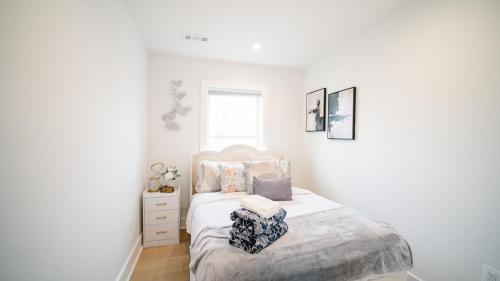 Stylish 4BR 4BA Rooftop Deck & Private Parking! Stylish 4BR 4BA Rooftop Deck & Private Parking!