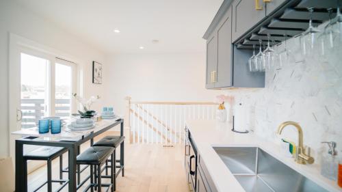 Stylish 4BR 4BA Rooftop Deck & Private Parking! Stylish 4BR 4BA Rooftop Deck & Private Parking!