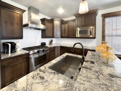 Ideal Condo 2 Minute Drive to Deer Valley's Lift Ideal Condo 2 Minute Drive to Deer Valley's Lift