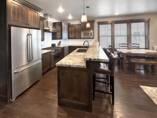 Ideal Condo 2 Minute Drive to Deer Valley's Lift Ideal Condo 2 Minute Drive to Deer Valley's Lift