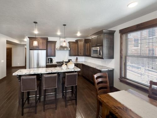 Ideal Condo 2 Minute Drive to Deer Valley's Lift Ideal Condo 2 Minute Drive to Deer Valley's Lift