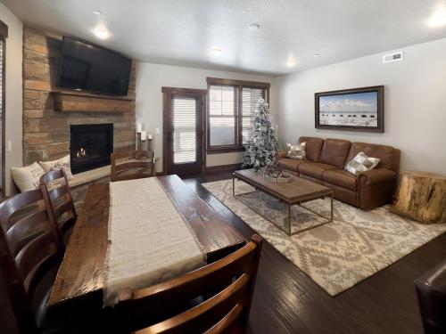 Ideal Condo 2 Minute Drive to Deer Valley's Lift Ideal Condo 2 Minute Drive to Deer Valley's Lift