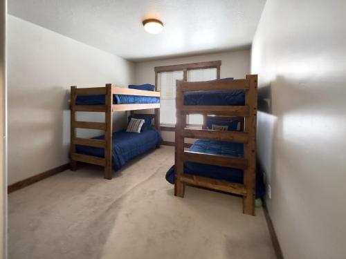 Ideal Condo 2 Minute Drive to Deer Valley's Lift Ideal Condo 2 Minute Drive to Deer Valley's Lift