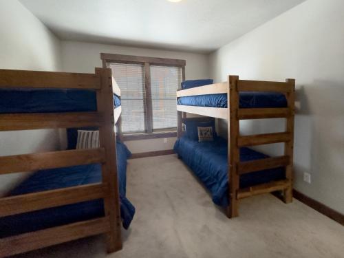 Ideal Condo 2 Minute Drive to Deer Valley's Lift Ideal Condo 2 Minute Drive to Deer Valley's Lift