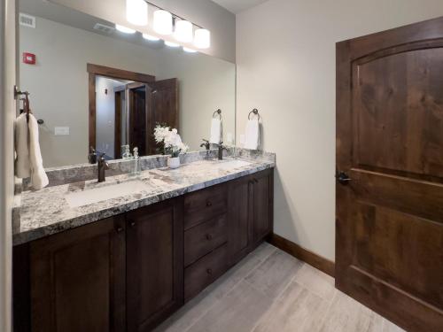 Ideal Condo 2 Minute Drive to Deer Valley's Lift Ideal Condo 2 Minute Drive to Deer Valley's Lift