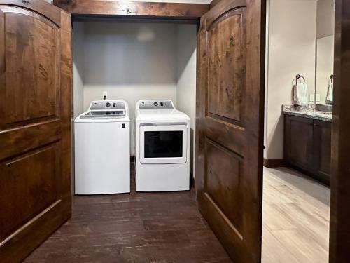 Ideal Condo 2 Minute Drive to Deer Valley's Lift Ideal Condo 2 Minute Drive to Deer Valley's Lift