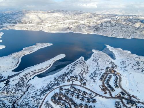 Ideal Condo 2 Minute Drive to Deer Valley's Lift Ideal Condo 2 Minute Drive to Deer Valley's Lift