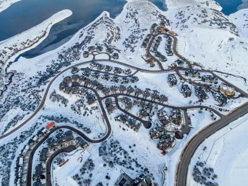 Ideal Condo 2 Minute Drive to Deer Valley's Lift Ideal Condo 2 Minute Drive to Deer Valley's Lift