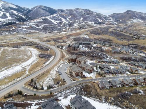 Ideal Condo 2 Minute Drive to Deer Valley's Lift Ideal Condo 2 Minute Drive to Deer Valley's Lift