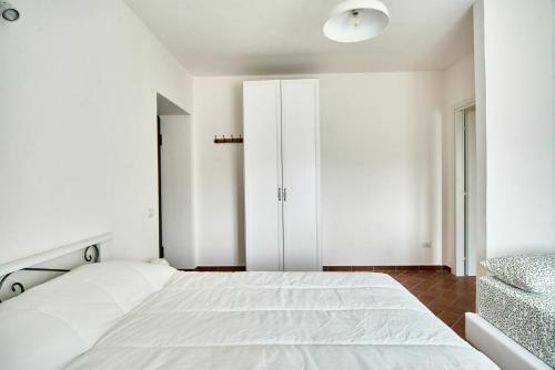 3 queen beds, 3 twin beds