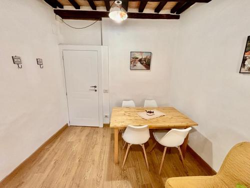 Instalaciones, Red House in Gubbio