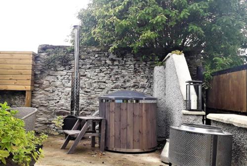 . Romantic Hot Tub Retreat with Bar & Tapas Restaurant on-site