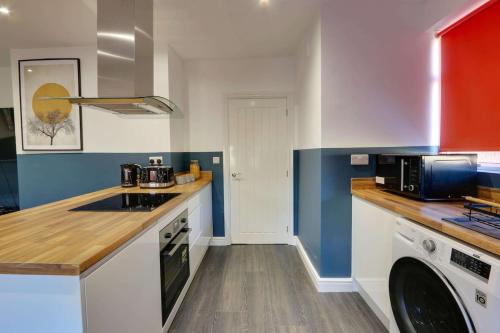 #Stylish #Exceptional 4 bed house, free parking, close to KFC, McDonalds, Aldi and ASDA in วูดเฮาส์