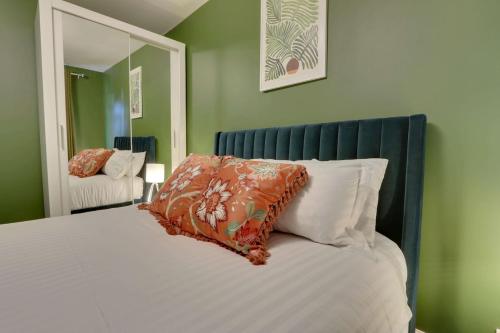 เตียงนอน, #Stylish #Exceptional 4 bed house, free parking, close to KFC, McDonalds, Aldi and ASDA in วูดเฮาส์