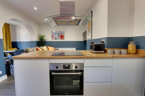 ห้องครัว, #Stylish #Exceptional 4 bed house, free parking, close to KFC, McDonalds, Aldi and ASDA in วูดเฮาส์