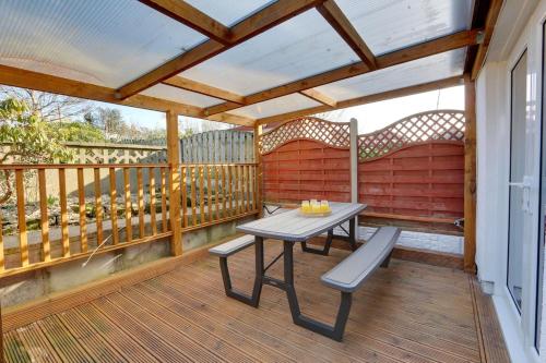 #Stylish #Exceptional 4 bed house, free parking, close to KFC, McDonalds, Aldi and ASDA in วูดเฮาส์