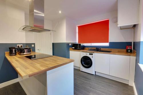 บริการและสิ่งอำนวยความสะดวก, #Stylish #Exceptional 4 bed house, free parking, close to KFC, McDonalds, Aldi and ASDA in วูดเฮาส์