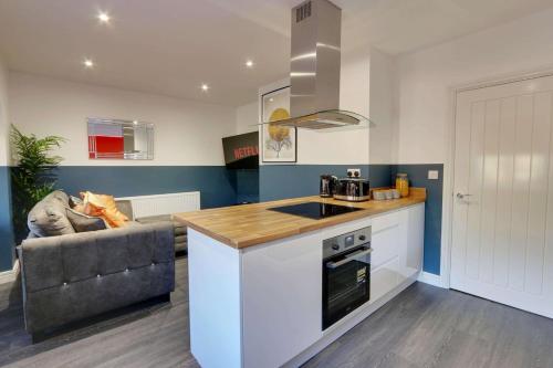 บริการและสิ่งอำนวยความสะดวก, #Stylish #Exceptional 4 bed house, free parking, close to KFC, McDonalds, Aldi and ASDA in วูดเฮาส์