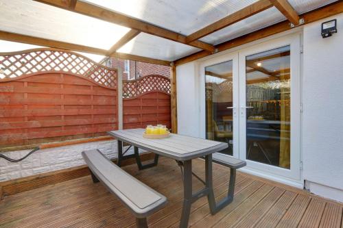 บริการและสิ่งอำนวยความสะดวก, #Stylish #Exceptional 4 bed house, free parking, close to KFC, McDonalds, Aldi and ASDA in วูดเฮาส์