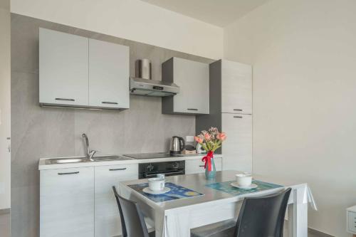 Einstein - Modern Apartment with Balcony, Somma Lombardo (fotografie 3)