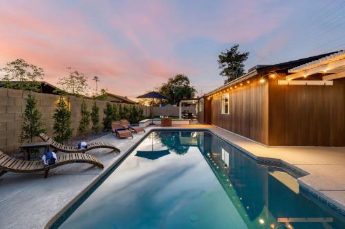 Modern Cactus Home - Luxe with Spa-baths Pool & Firepit