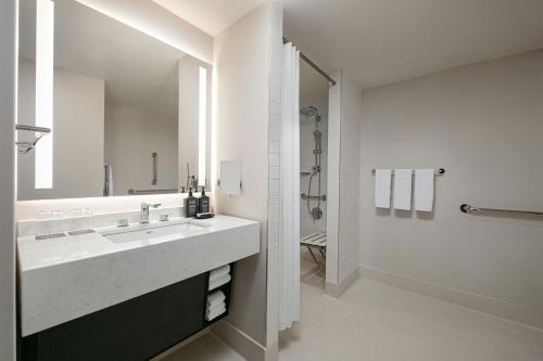 Sheraton LaGuardia East Hotel - image 12