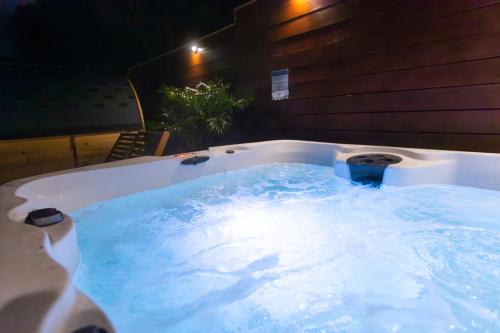 Private House 3 min to beach large backyard Spa Sauna BBQ !